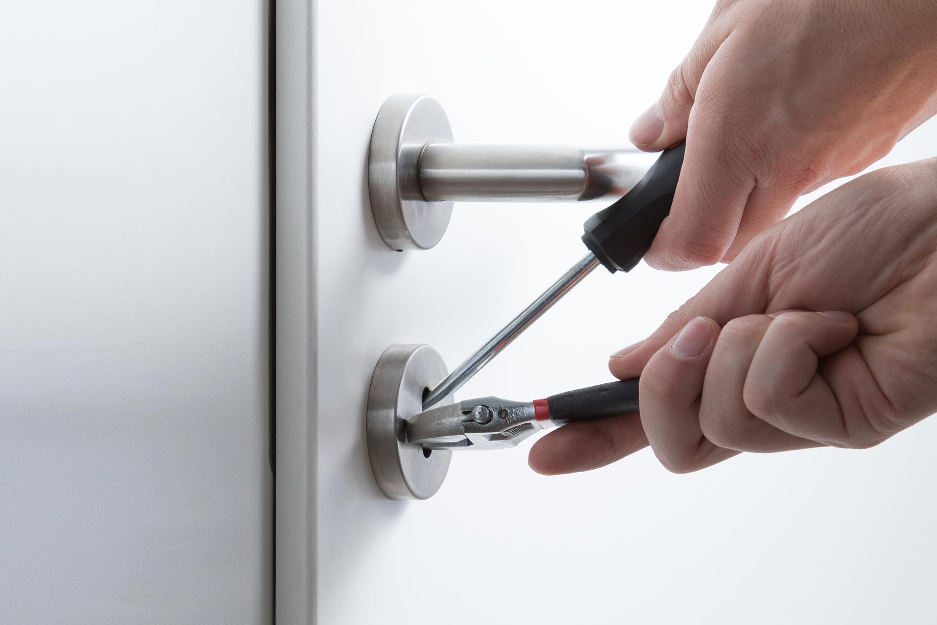 what does a locksmith do